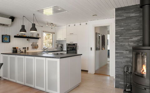 Ulfsten - 2Km from the Sea: Pavimentazione, Interior Design, Pavimento, Legna, Mobilia, Controsoffitto, Cucina, Soffitto, Lampada, Cabinetry
