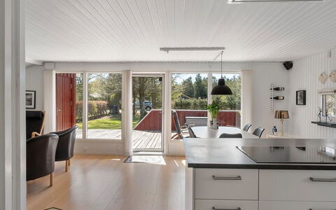 Ulfsten - 2Km from the Sea: Pavimentazione, Interior Design, Legna, Soffitto, Pavimento, Mobilia, Controsoffitto, Cucina, Lampada, Casa