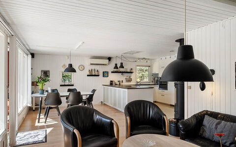 Ulfsten - 2Km from the Sea: Soffitto, Interior Design, Pavimentazione, Mobilia, Lampada, Pavimento, Casa, Soggiorno, Pavimento In Legno, Sedia