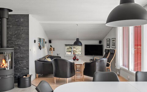 Ulfsten - 2Km from the Sea: Mobilia, Pavimentazione, Interior Design, Legna, Pavimento, Pavimento In Legno, Soggiorno, Casa, Tavolo, Sedia