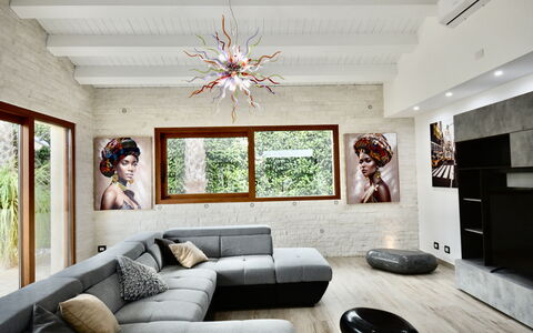 Villa Monaco: Mobilia, Interior Design, Pavimentazione, Divano, Pavimento, Parete, Soggiorno, Legna, Casa, Soffitto