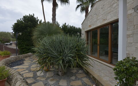 Villa Monaco: Arbusto, Giardino, Flagstone, Landscaping, Shade, Calcestruzzo, Cobblestone, Cortile