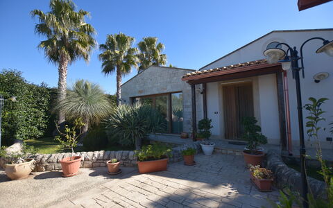 Villa Monaco: Arbusto, Zona Residenziale, Casa, Casa, Shade, Hacienda, Estate, Landscaping, Giardino