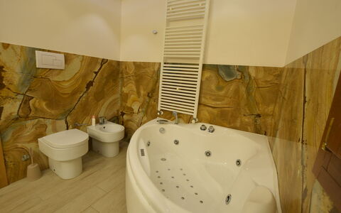Villa Monaco: Pavimentazione, Interior Design, Pavimento, Idraulico Fixture, Illuminazione, Bagno, Camera, Soffitto, Vasca Da Bagno, Idraulico