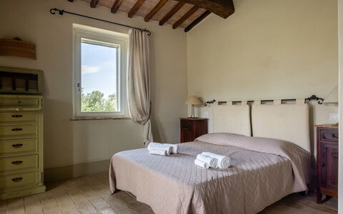 Il Casale al Colle, Private Garden, Hills View: Mobilia, Casa, Letto, Camera Da Letto, Latifoglie, Biancheria, Telaio Del Letto, Bedding, Color Legno, Lenzuolo