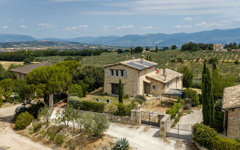 Il Casale al Colle, Private Garden, Hills View: Costruzione, Casa, Zona Residenziale, Casa, Tetto, Paesaggio, Arbusto, Architettura, Lotto