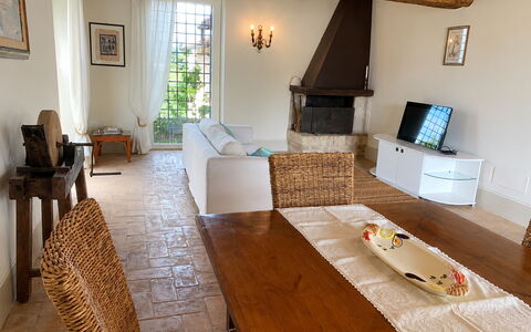 Il Casale al Colle: Mobilia, Pavimentazione, Legna, Interior Design, Pavimento, Sedia, Tavolo, Camera, Divano, Soggiorno