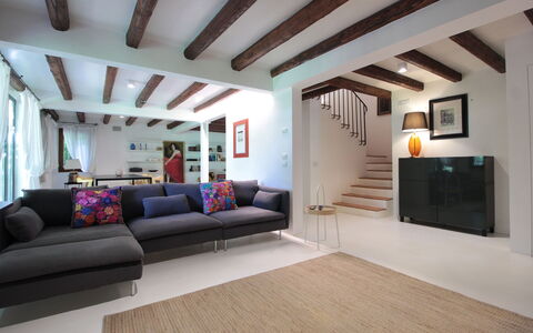 Villa Dorina: Mobilia, Interior Design, Divano, Pavimentazione, Pavimento, Parete, Soggiorno, Legna, Casa, Appartamento