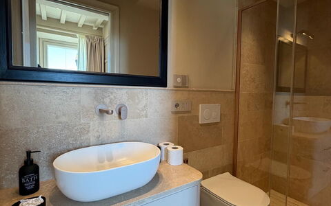 Villa Maddalena alla Guglielmesca: Lavandino Del Bagno, Bagno, Idraulico Fixture, Interior Design, Pavimentazione, Specchio, Parete, Lavello, Pavimento, Mobiletto Del Bagno