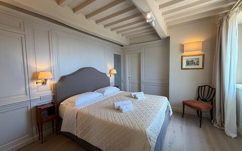 Villa Maddalena alla Guglielmesca: Camera Da Letto, Mobilia, Lenzuolo, Bedding, Letto, Telaio Del Letto, Biancheria, Materasso, Lampada, Hotel
