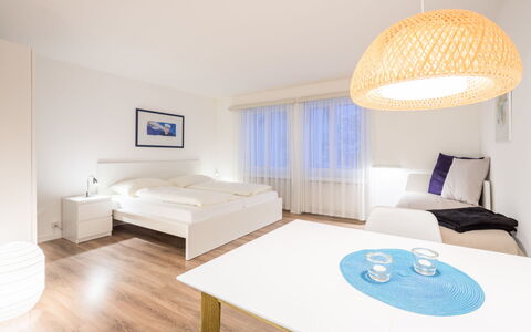 Val Signina 2-9: Mobilia, Interior Design, Letto, Pavimento, Pavimentazione, Legna, Soffitto, Camera Da Letto, Camera, Tessile