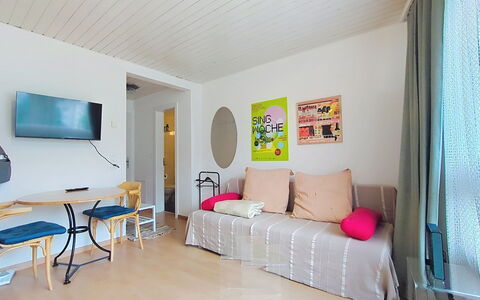 Flüela Lounge: Appartamento, Architettura, Zona Residenziale, Condominio, Materiale Composito, Urban Design, Balcone, Uso Misto, Shade