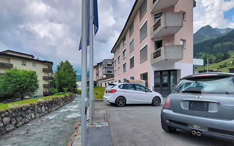 Flüela Lounge: Appartamento, Architettura, Zona Residenziale, Condominio, Materiale Composito, Urban Design, Balcone, Uso Misto, Shade