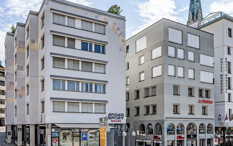 Chesa Enania: Appartamento, Architettura, Zona Residenziale, Condominio, Materiale Composito, Urban Design, Balcone, Uso Misto, Shade