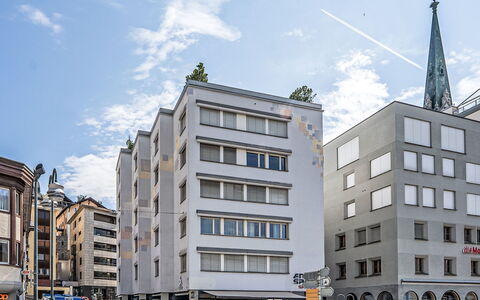Chesa Enania: Appartamento, Architettura, Zona Residenziale, Condominio, Materiale Composito, Urban Design, Balcone, Uso Misto, Shade