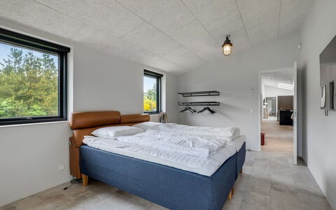 Nitis - 300M to the Fjord: Soffitto, Pavimentazione, Pavimento, Camera Da Letto, Camera, Bedding, Letto, Telaio Del Letto, Lenzuolo, Lampada