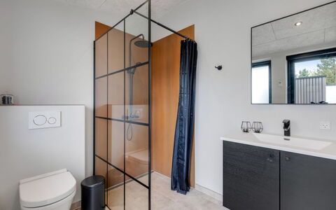 Nitis - 300M to the Fjord: Pavimentazione, Idraulico Fixture, Pavimento, Interior Design, Idraulico, Bagno, Piastrella, Mobiletto Del Bagno, Bicchiere