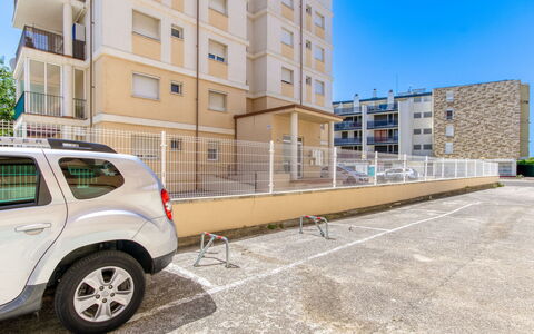 Nice: Appartamento, Architettura, Zona Residenziale, Condominio, Materiale Composito, Urban Design, Balcone, Uso Misto, Shade