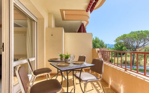 Nice: Appartamento, Architettura, Zona Residenziale, Condominio, Materiale Composito, Urban Design, Balcone, Uso Misto, Shade