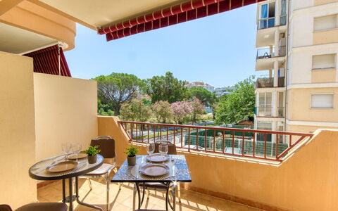 Nice: Appartamento, Architettura, Zona Residenziale, Condominio, Materiale Composito, Urban Design, Balcone, Uso Misto, Shade