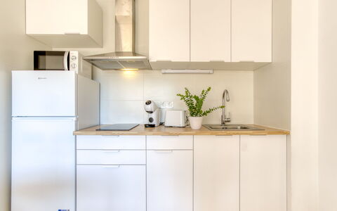 Nice: Appartamento, Architettura, Zona Residenziale, Condominio, Materiale Composito, Urban Design, Balcone, Uso Misto, Shade
