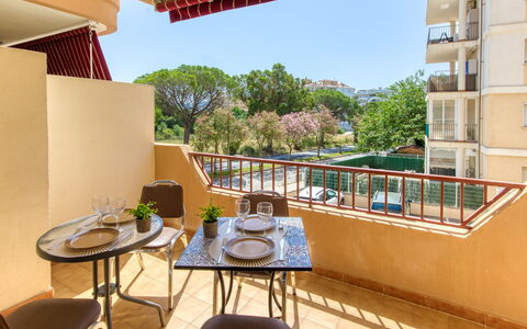 Nice: Appartamento, Architettura, Zona Residenziale, Condominio, Materiale Composito, Urban Design, Balcone, Uso Misto, Shade