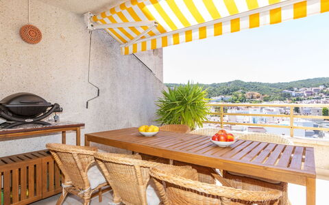 Claudi: Appartamento, Architettura, Zona Residenziale, Condominio, Materiale Composito, Urban Design, Balcone, Uso Misto, Shade