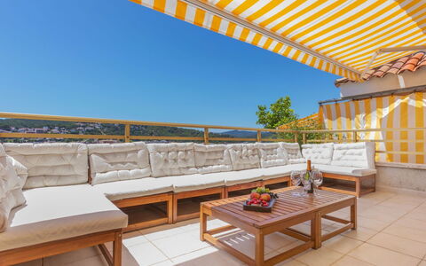 Claudi: Appartamento, Architettura, Zona Residenziale, Condominio, Materiale Composito, Urban Design, Balcone, Uso Misto, Shade