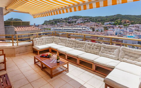 Claudi: Appartamento, Architettura, Zona Residenziale, Condominio, Materiale Composito, Urban Design, Balcone, Uso Misto, Shade