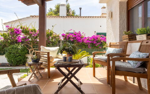 Lluna: Appartamento, Architettura, Zona Residenziale, Condominio, Materiale Composito, Urban Design, Balcone, Uso Misto, Shade