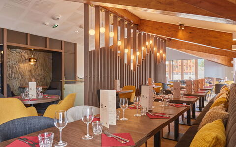 La Rosière 621: Interior Design, Soffitto, Mobilia, Ristorante, Sedia, Color Legno, Lampada, Cucina & Sala Da Pranzo Tavolo, Hotel, Vernice