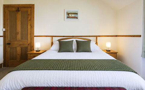 Lossiemouth Manor: Mobilia, Letto, Interior Design, Camera Da Letto, Pavimentazione, Legna, Pavimento, Bedding, Lenzuolo, Soffitto