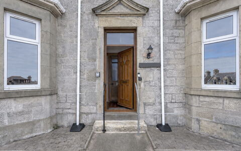 Lossiemouth Manor: Porta, Materiale Composito, Porta A Casa, Illuminazione Diurna, Modanatura, Le Scale, Maniglia