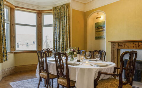 Lossiemouth Manor: Mobilia, Interior Design, Legna, Pavimentazione, Pavimento, Soffitto, Illuminazione, Camera, Tavolo, Sedia