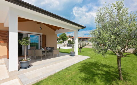 Villa Mušković: Appartamento, Architettura, Zona Residenziale, Condominio, Materiale Composito, Urban Design, Balcone, Uso Misto, Shade