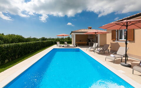 Villa Mušković: Appartamento, Architettura, Zona Residenziale, Condominio, Materiale Composito, Urban Design, Balcone, Uso Misto, Shade