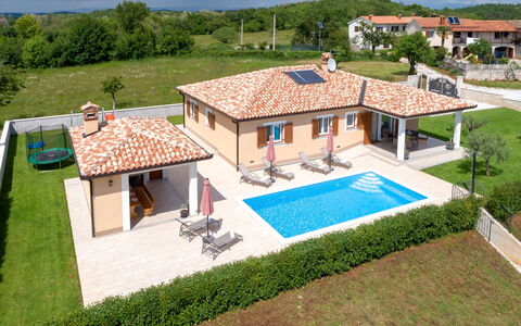 Villa Mušković: Appartamento, Architettura, Zona Residenziale, Condominio, Materiale Composito, Urban Design, Balcone, Uso Misto, Shade
