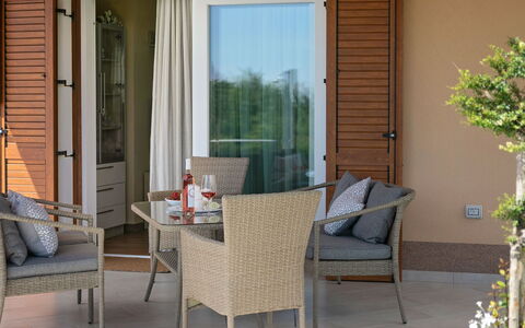 Villa Mušković: Appartamento, Architettura, Zona Residenziale, Condominio, Materiale Composito, Urban Design, Balcone, Uso Misto, Shade