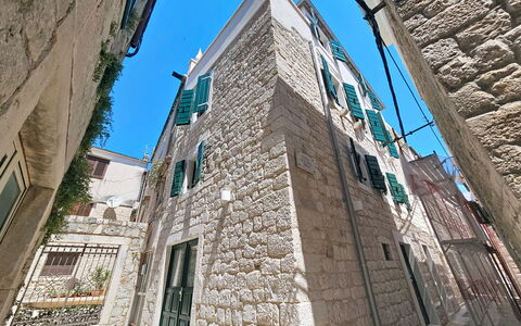 Dalmatica: Appartamento, Architettura, Zona Residenziale, Condominio, Materiale Composito, Urban Design, Balcone, Uso Misto, Shade