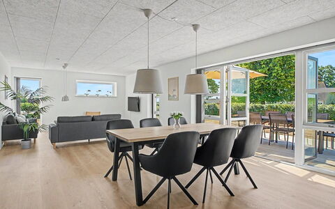 Iolani - 2.2Km from the Sea: Pavimentazione, Soffitto, Legna, Interior Design, Pavimento, Mobilia, Lampada, Sedia, Cucina & Sala Da Pranzo Tavolo, Pavimento In Legno