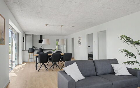 Iolani - 2.2Km from the Sea: Soffitto, Pavimentazione, Pavimento, Interior Design, Lampada, Pavimento In Legno, Latifoglie, Gesso, Sedia