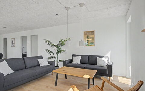 Iolani - 2.2Km from the Sea: Pavimentazione, Parete, Legna, Interior Design, Mobilia, Pavimento, Soffitto, Illuminazione, Lampada, Pavimento In Legno