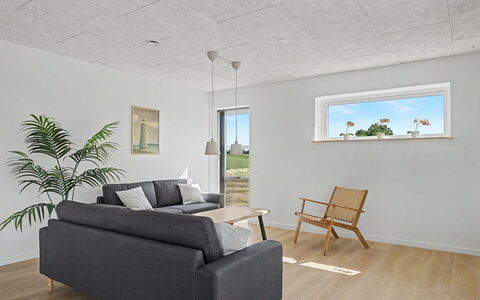 Iolani - 2.2Km from the Sea: Parete, Soffitto, Pavimentazione, Pavimento, Interior Design, Camera, Gesso, Pavimento In Legno, Lampada