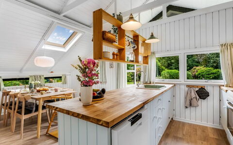 Hege - 1Km to the Fjord: Cucina, Controsoffitto, Interior Design, Elettrodomestico Da Cucina, Mobilia, Legna, Soffitto, Apparecchio Major, Pavimentazione, Cabinetry
