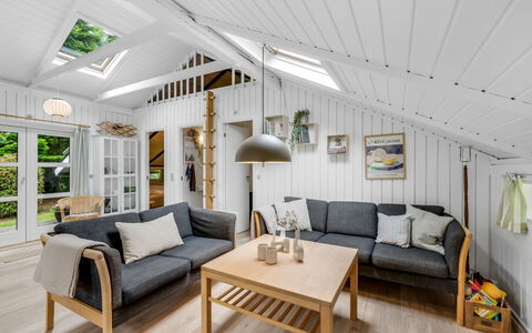 Hege - 1Km to the Fjord: Legna, Interior Design, Mobilia, Soffitto, Pavimentazione, Pavimento In Legno, Pavimento, Casa, Divano, Soggiorno