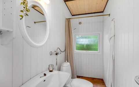 Hege - 1Km to the Fjord: Legna, Idraulico Fixture, Interior Design, Soffitto, Pavimentazione, Pavimento, Idraulico, Lampada, Bagno, Rubinetto