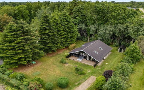 Hege - 1Km to the Fjord: Paesaggio, Casa, Tetto, Casa, Lotto, Area Rurale, Villetta, Estate, Giardino, Landscaping