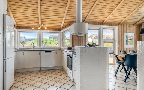 Nis - 75M from the Sea: Cucina, Legna, Pavimentazione, Soffitto, Pavimento, Controsoffitto, Interior Design, Elettrodomestico Da Cucina, Cabinetry, Camera