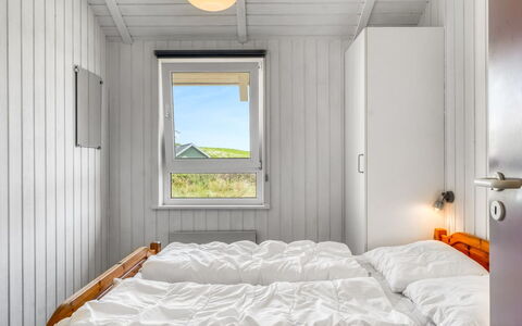 Nis - 75M from the Sea: Legna, Camera Da Letto, Lenzuolo, Bedding, Letto, Telaio Del Letto, Plank, Latifoglie, Color Legno, Illuminazione Diurna
