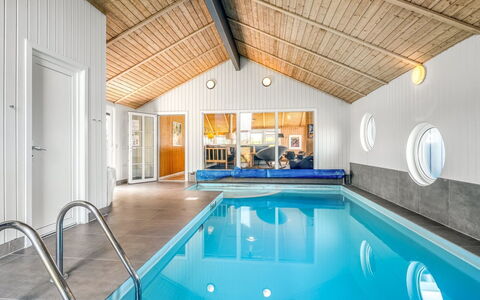Nis - 75M from the Sea: Piscina, Pavimentazione, Soffitto, Pavimento, Interior Design, Materiale Composito, Ricorrere, Hotel, Design, Eco Hotel
